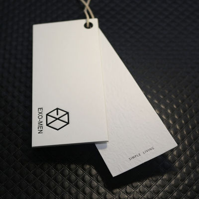 Logo Debossed 350g Kertas Kraft Hang Tag Kustom Dengan String