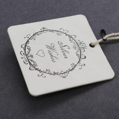 Logo Debossed 350g Kertas Kraft Hang Tag Kustom Dengan String